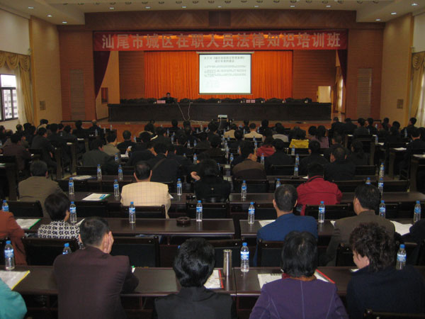 汕尾市区人口_市区一宿舍区内,一棵被风吹倒的大树砸到一部小汽车,抢险人员(3)